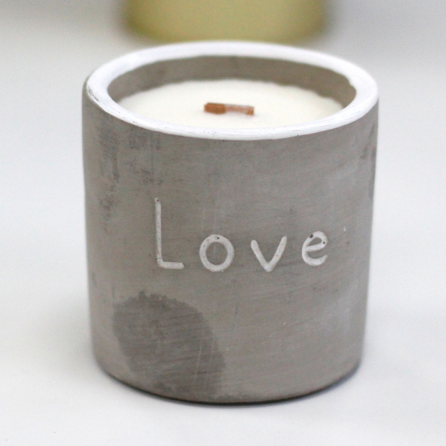 Med Concrete Soy Candle - Love - Purple Fig & Casis - obrazek 3